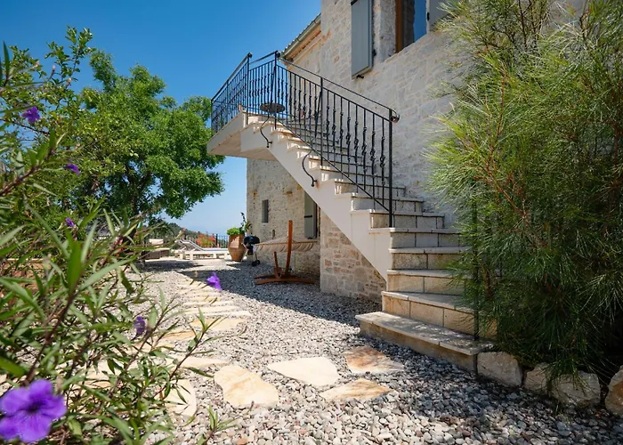 Villa Bee Tree Agnítsini