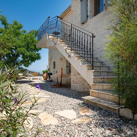 فيلة Bee Tree Corfu (city)